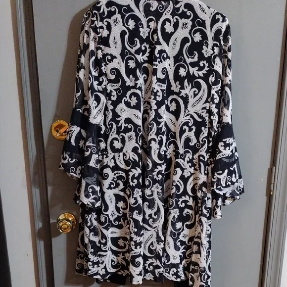 R&M Richards, Chic And Classic Black And White Paisley Blouse - Picture 7 of 7